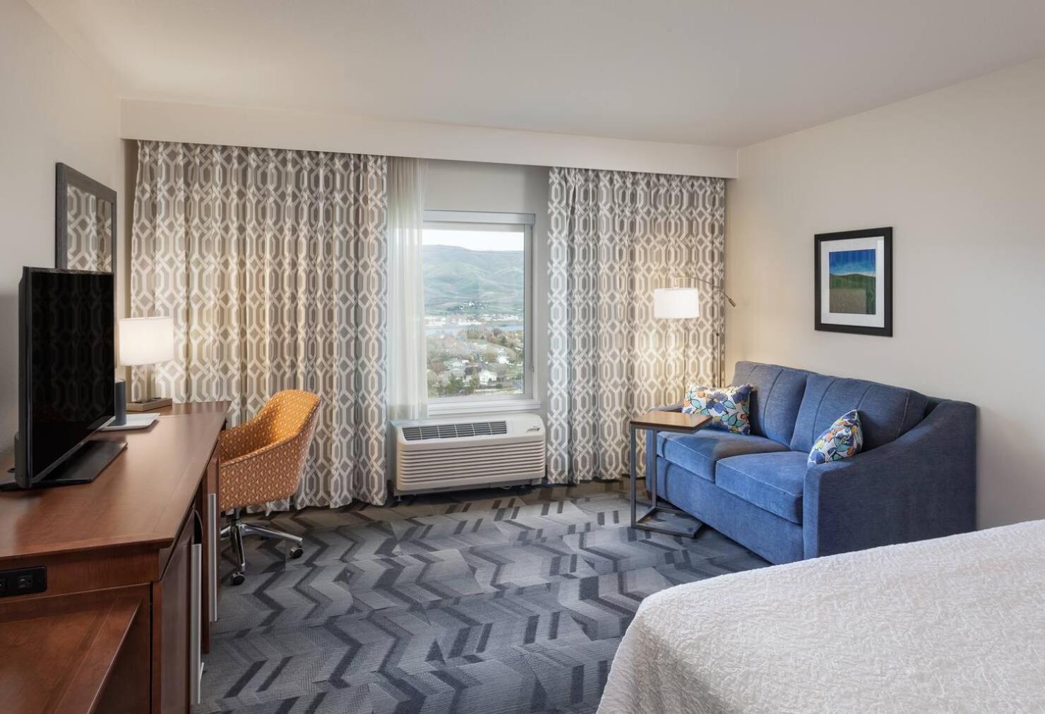King with Sofa Bed - River View/Non-Smoking